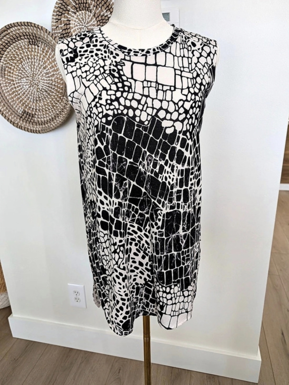 Vince Croc Print Sleeveless Top in Black and White Viscose Size S